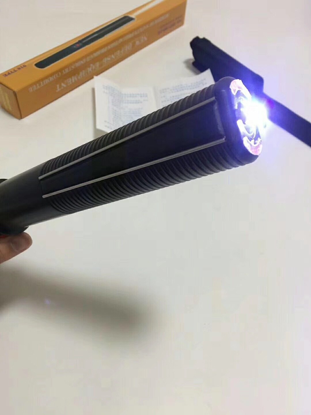 918型強(qiáng)光照明防身電擊棍